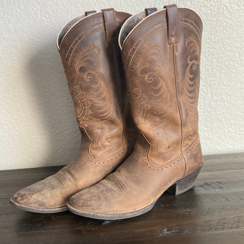Women’s size 10 Ariat Cowboy Boots